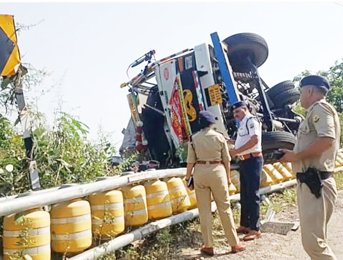 Truck carrying Chamunda Ji Langar from Maur Mandi falls victim to accident.